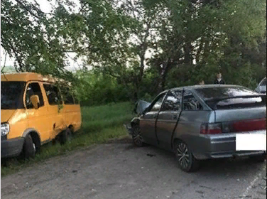 Трое пострадали при столкновении легковушки с маршруткой в Ессентуках