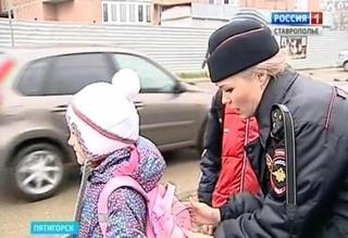 В Пятигорске школьники получили от автоинспекторов наклейки