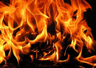 В Пятигорске пожарные помогли потушить загоревшийся автомобиль