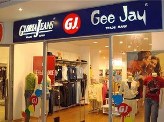 В Кисловодске трое девушек попытались украсть брюки из магазина "Gloria Jeans"