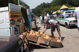 В Пятигорске под пресс отправили почти 250 кг нелегальных арбузов
