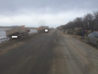 На трассе «Новопавловск – Пятигорск» столкнулись три КамАЗа