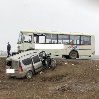 На Ставрополье в ДТП с автобусом и легковушкой один человек погиб, трое пострадали