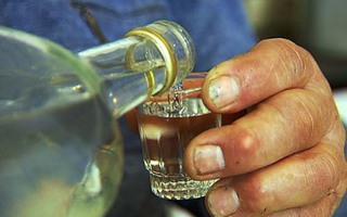 74-летнюю жительницу ставропольского села оштрафовали на 7 тысяч рублей за продажу опасной водки