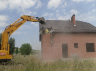В Железноводске судебные приставы снесли жилой дом