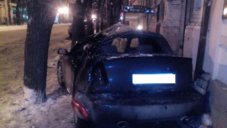 В Пятигорске юная автоледи не справилась с управлением и врезалась в дерево