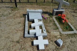 В одном из сел Ставрополья подростки повредили 8 надгробий на кладбище