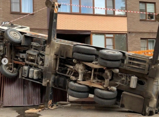 В Ставрополе на многоэтажный дом рухнул строительный кран