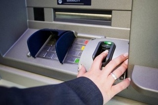 В Ставрополе группа молодых людей пыталась украсть банкомат с 2 миллионами рублей