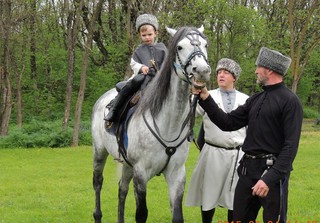 В Пятигорске казаки возродили старинный обряд посажения на коня