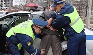 В Невинномысске пьяный водитель пытался скрыться от полиции и пнул инспектора