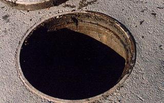 В Ставрополе в незакрытый канализационный люк провалился нетрезвый мужчина