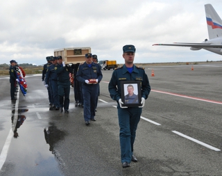 В Ставрополь доставили тело летчика МЧС, погибшего при крушении вертолета под Москвой