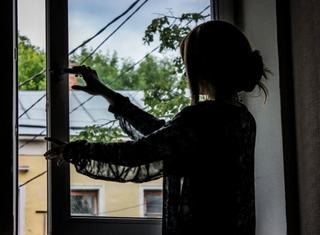 Жительницу Ставрополя от падения из окна спасла решетка