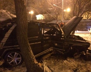 В Ставрополе водитель внедорожника и его спутница погибли, врезавшись в дерево