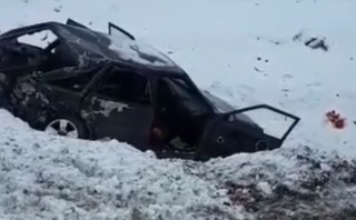 Возле Буденновска при столкновении грузовика и легковушки погибли два человека