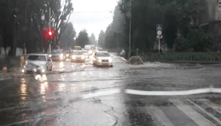 В Ставрополе из-за сильного дождя подтопило дороги
